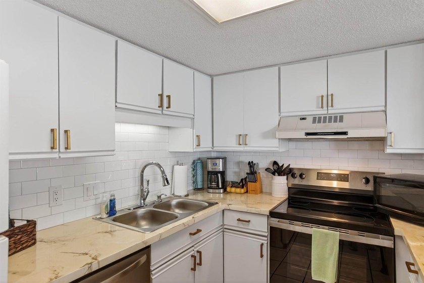 A must see unit is a fully furnished, turn-key 1-bedroom, 1.5 - photo 15