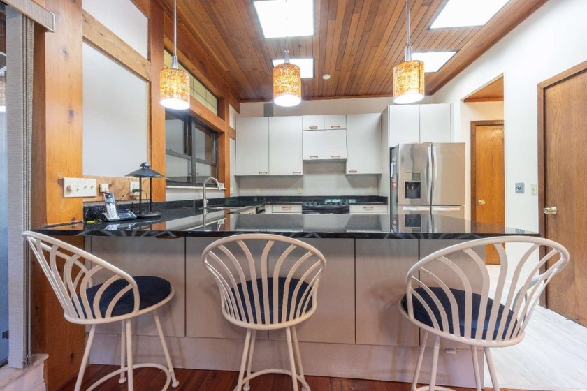 Luxury living on the water! This elaborate, custom 4 bedroom, 3 - photo 15