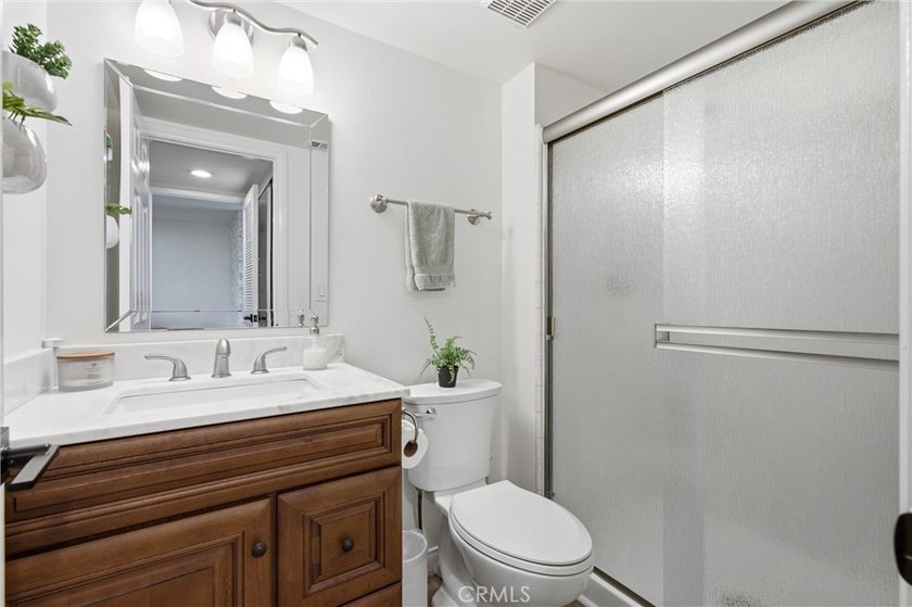 Beautifully remodeled with custom designer finishes, move-in - photo 16