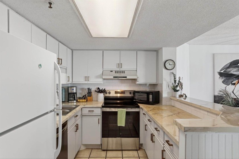 A must see unit is a fully furnished, turn-key 1-bedroom, 1.5 - photo 16