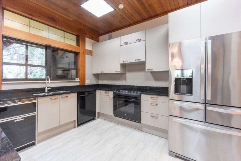 Luxury living on the water! This elaborate, custom 4 bedroom, 3 - photo 16
