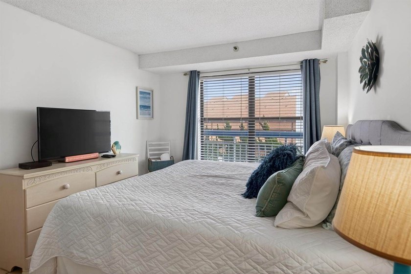 A must see unit is a fully furnished, turn-key 1-bedroom, 1.5 - photo 20
