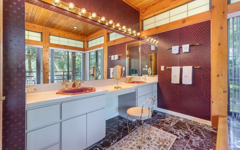 Luxury living on the water! This elaborate, custom 4 bedroom, 3 - photo 22