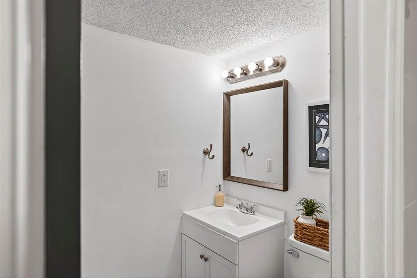 A must see unit is a fully furnished, turn-key 1-bedroom, 1.5 - photo 26