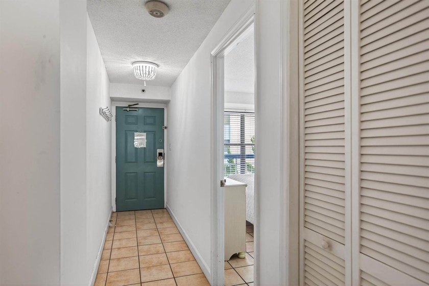 A must see unit is a fully furnished, turn-key 1-bedroom, 1.5 - photo 28