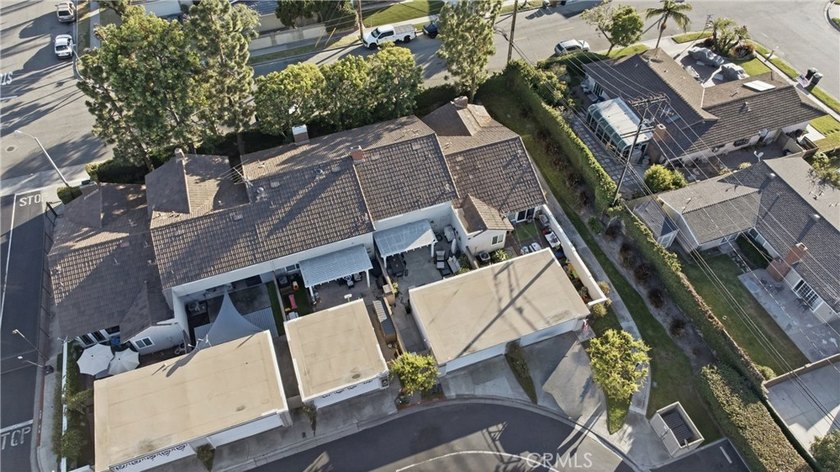 Beautifully remodeled with custom designer finishes, move-in - photo 32