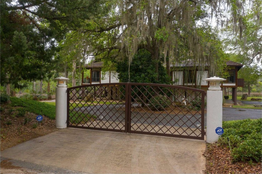 Luxury living on the water! This elaborate, custom 4 bedroom, 3 - photo 57