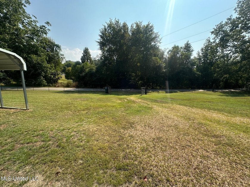 Welcome to 2077 Bethel Church Road in Holcomb, Mississippi, a - photo 18