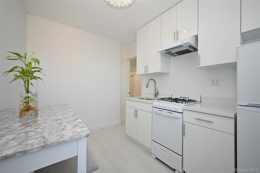 Welcome to your beautifully renovated studio oasis! This - photo 8