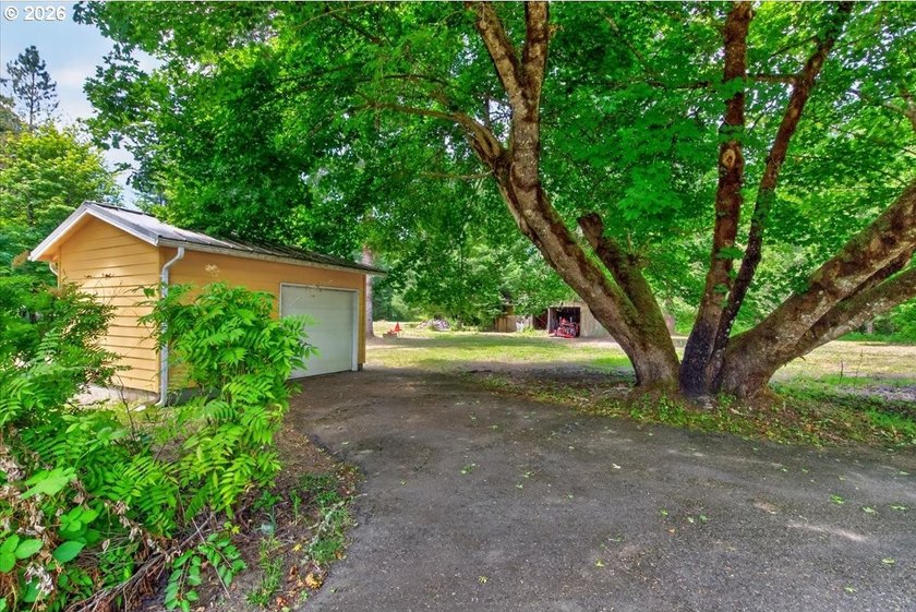 Escape to the peace and privacy of country living with this - photo 33