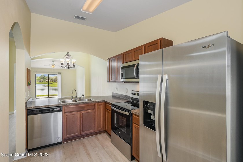 Enjoy a carefree lifestyle in this charming 2-bedroom, 2-bath - photo 7