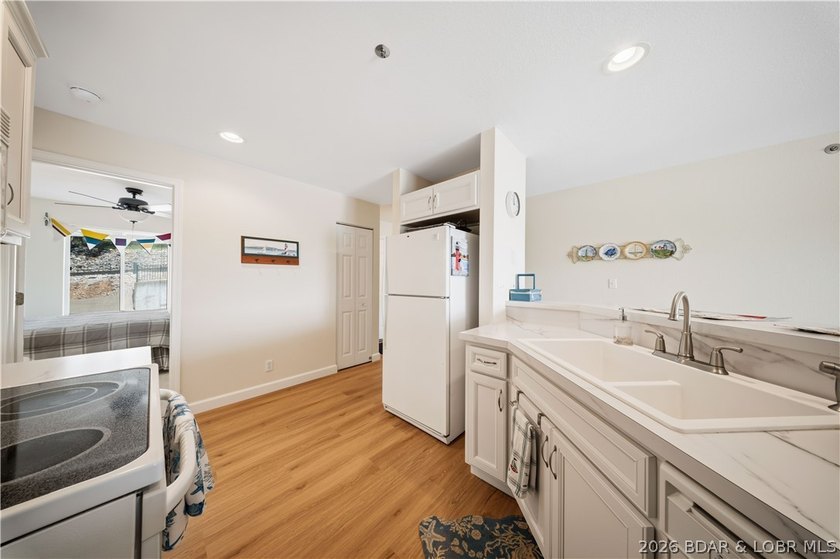 Experience the ultimate lake lifestyle in this stunning 3-br - photo 14