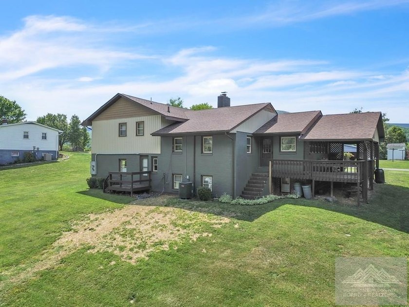 Beautifully renovated tri-level home offering space, comfort - photo 14