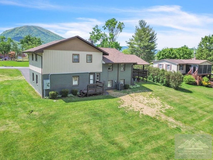 Beautifully renovated tri-level home offering space, comfort - photo 15
