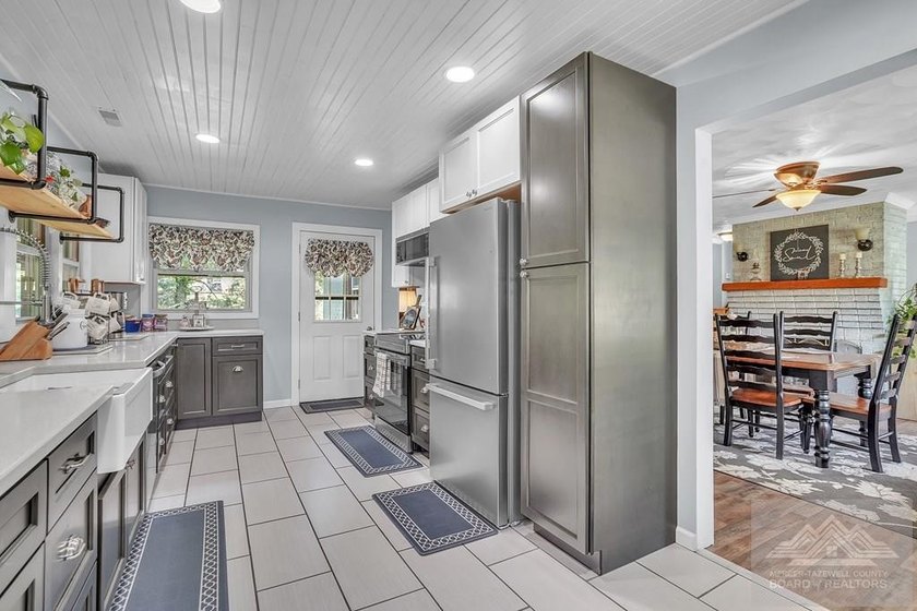 Beautifully renovated tri-level home offering space, comfort - photo 27