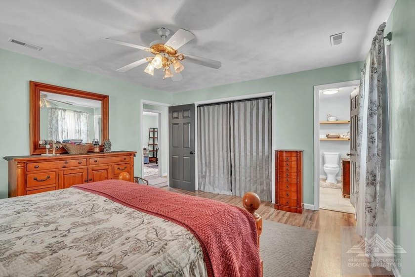 Beautifully renovated tri-level home offering space, comfort - photo 31