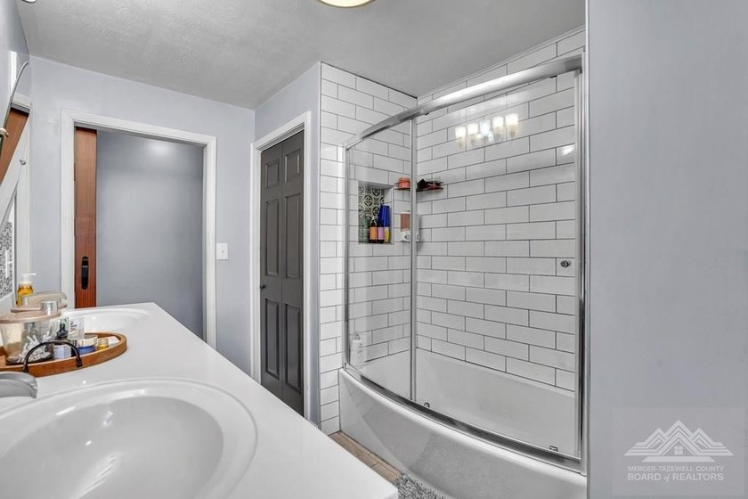 Beautifully renovated tri-level home offering space, comfort - photo 34