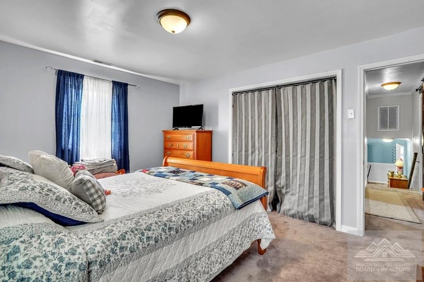 Beautifully renovated tri-level home offering space, comfort - photo 37