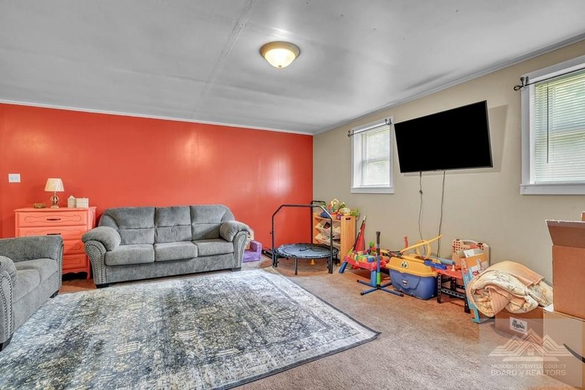 Beautifully renovated tri-level home offering space, comfort - photo 43
