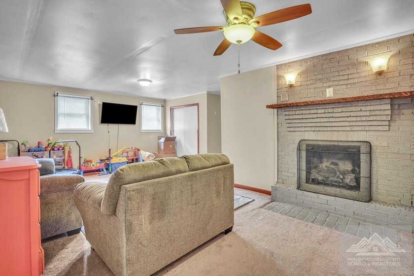 Beautifully renovated tri-level home offering space, comfort - photo 44