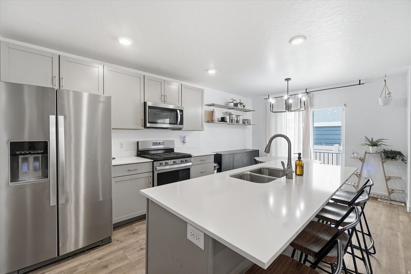 Don't miss this beautiful 3-bedroom, 2.5-bathroom townhome - photo 8