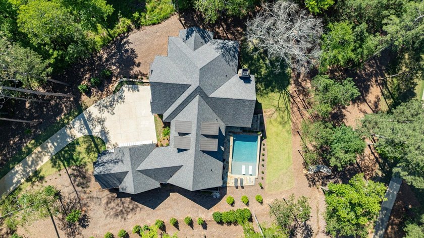 PRIVACY. CRAFTSMANSHIP. LIFESTYLE. NEW CUSTOM HOME PERFECTLY - photo 2
