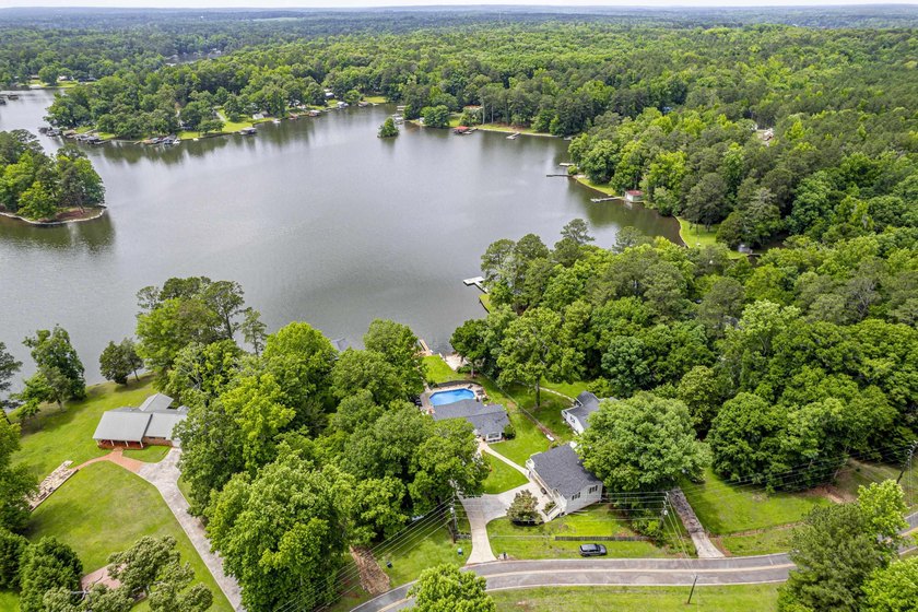 Welcome to your private lakefront retreat, perfectly positioned - photo 6
