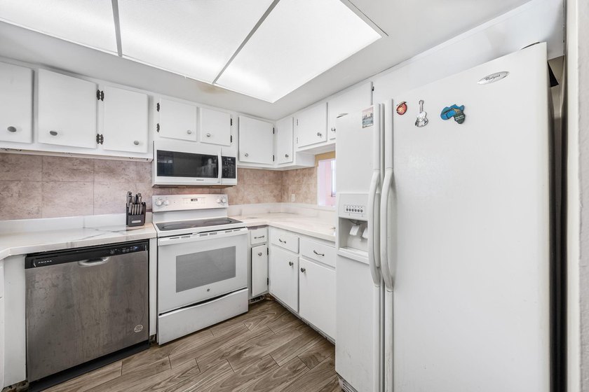 PRICED TO SELLe find your North Palm oasis. Nestled right in the - photo 12
