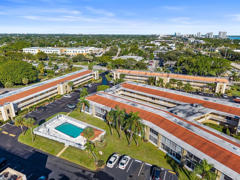 PRICED TO SELLe find your North Palm oasis. Nestled right in the - photo 16
