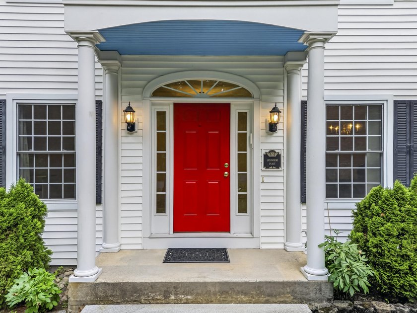Welcome to 50 Natanis Ridge Circle, where timeless architecture - photo 2