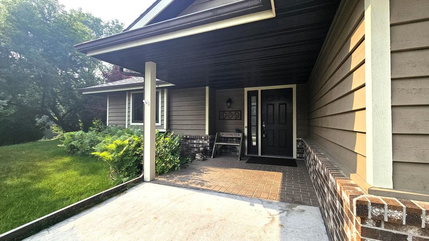 Well-maintained, handicap-accessible condo featuring 2 bedrooms - photo 2