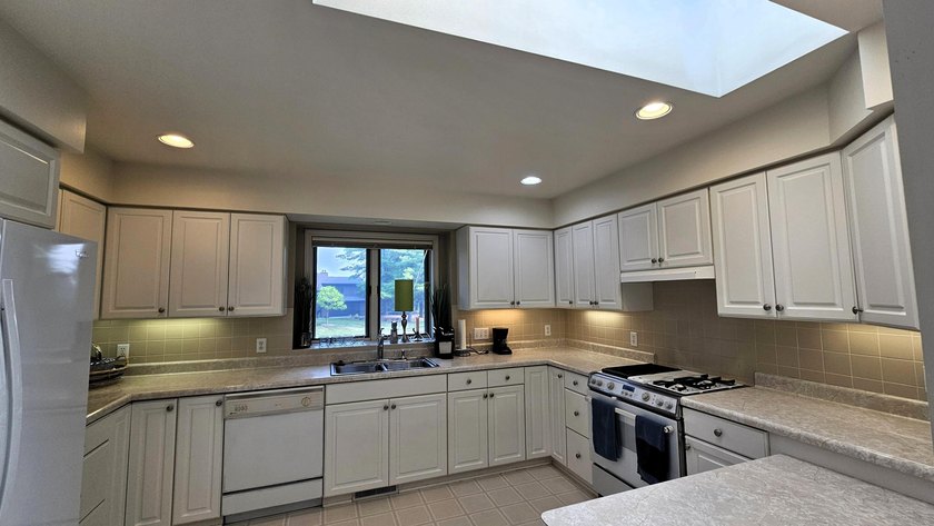 Well-maintained, handicap-accessible condo featuring 2 bedrooms - photo 5