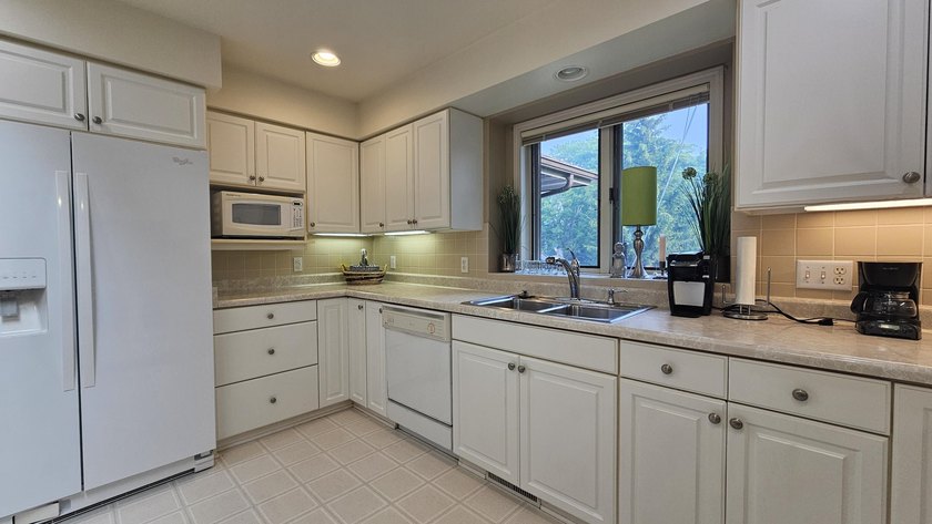 Well-maintained, handicap-accessible condo featuring 2 bedrooms - photo 6