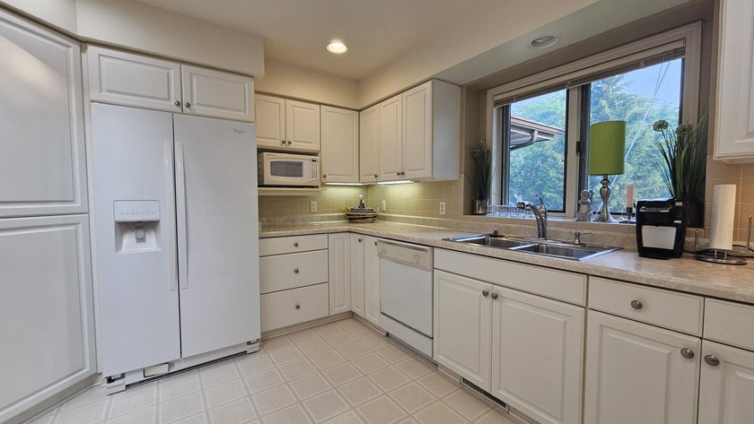 Well-maintained, handicap-accessible condo featuring 2 bedrooms - photo 7