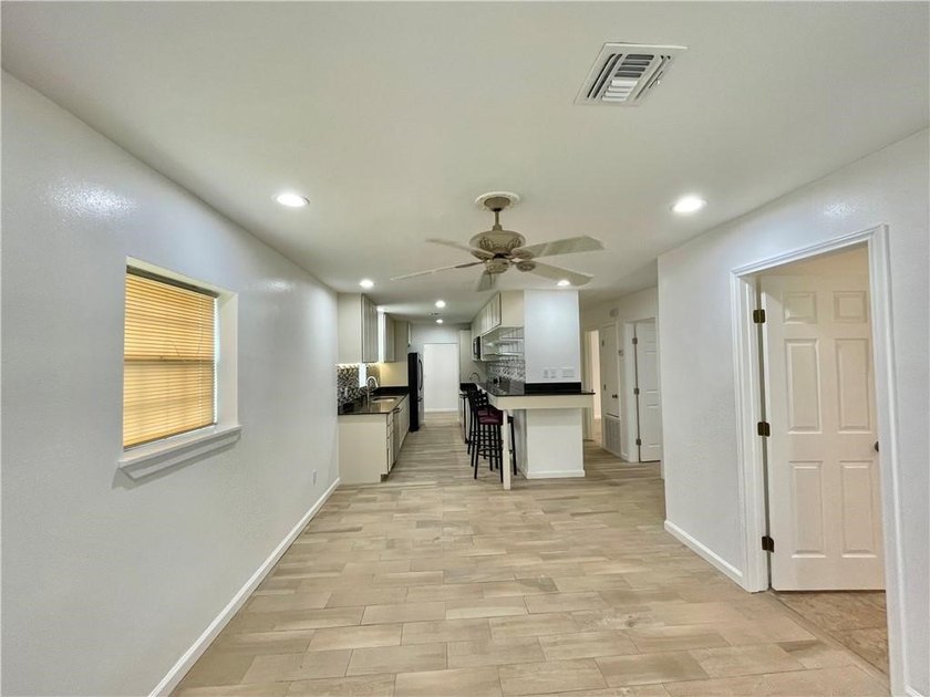 Flour Bluff District presents an impressive three-bedroom - photo 5