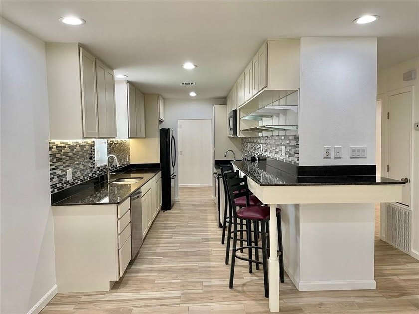 Flour Bluff District presents an impressive three-bedroom - photo 6