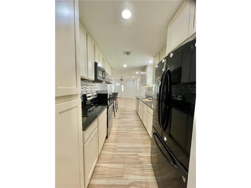 Flour Bluff District presents an impressive three-bedroom - photo 9