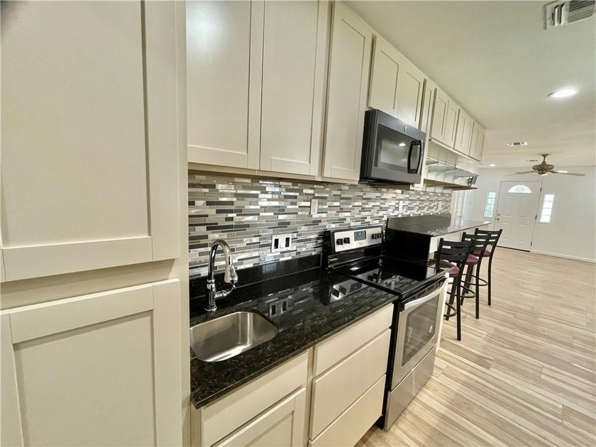 Flour Bluff District presents an impressive three-bedroom - photo 10