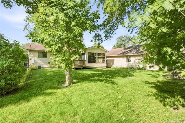 HUGE 28X24 DETACHED GARAGE! PRIVATE BACKYARD! GREAT FLOOR PLAN! - photo 22