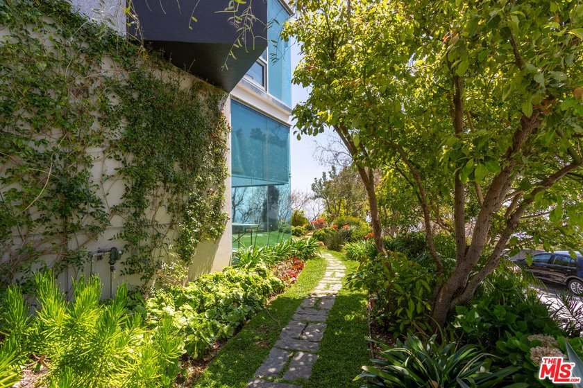 A sanctuary above the sea, this extraordinary architectural - photo 31