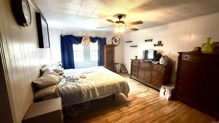 Fully renovated lakefront retreat on Lake Conway! This - photo 12