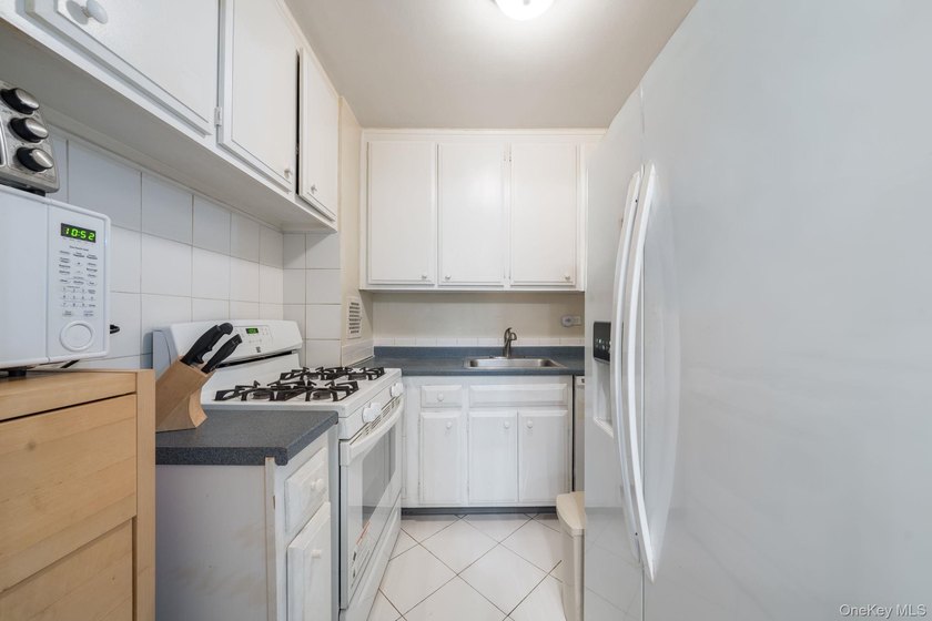 Welcome to this inviting residence at 85-15 Main Street, ideally - photo 2