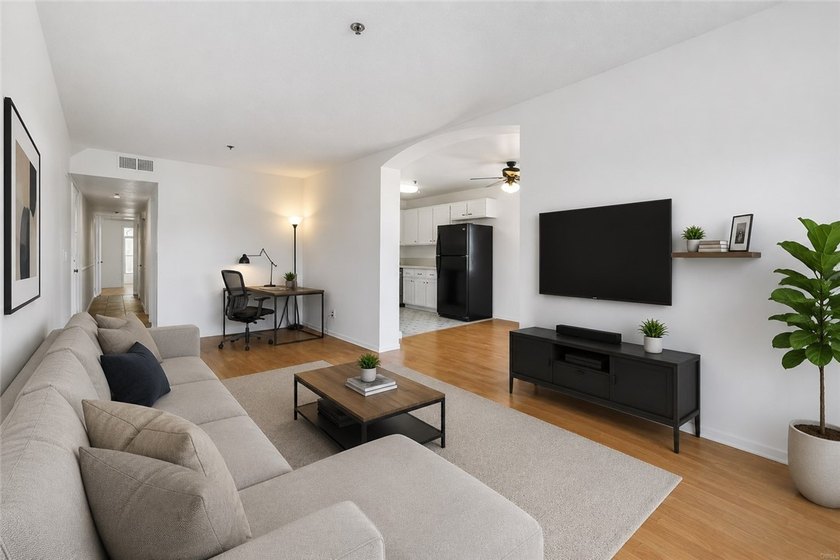 Rare offering! This beautifully maintained single-story 3 - photo 5