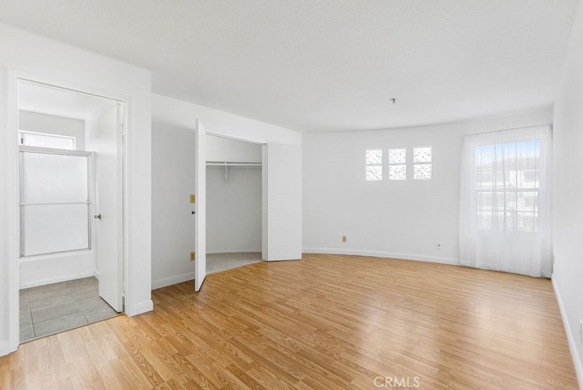 Rare offering! This beautifully maintained single-story 3 - photo 8