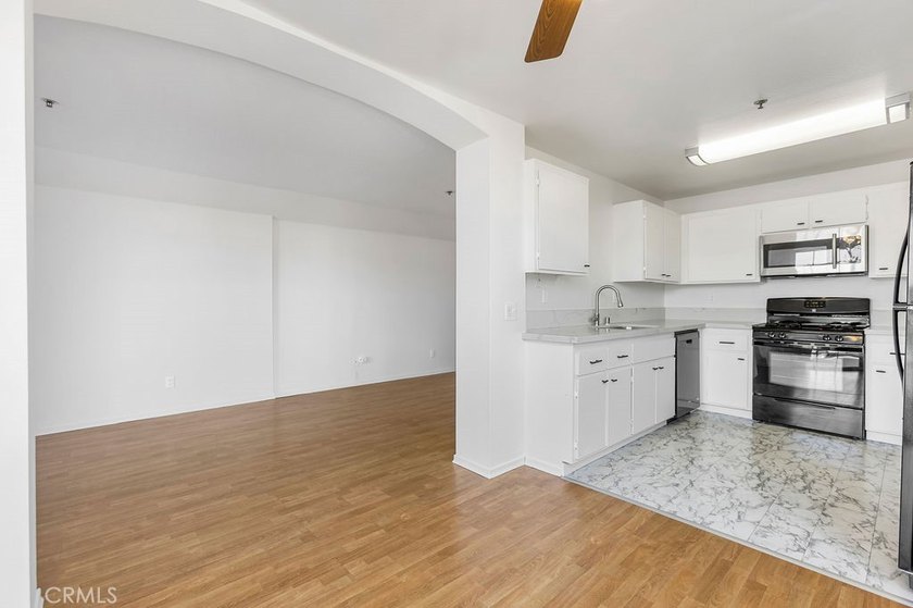 Rare offering! This beautifully maintained single-story 3 - photo 9