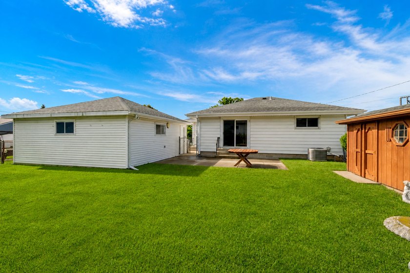 Welcome home to this well-maintained split 4-bedroom - photo 4