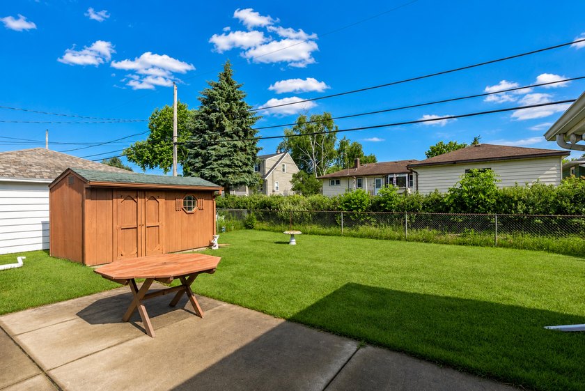Welcome home to this well-maintained split 4-bedroom - photo 5