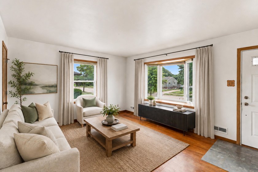 Welcome home to this well-maintained split 4-bedroom - photo 6