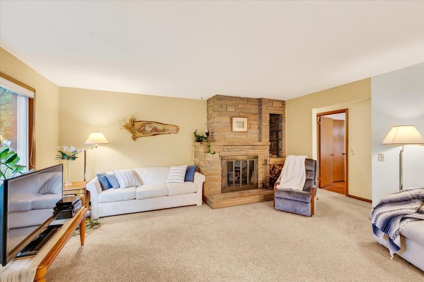 Northeast side ranch in move-in condition! Hard wood floors in - photo 15