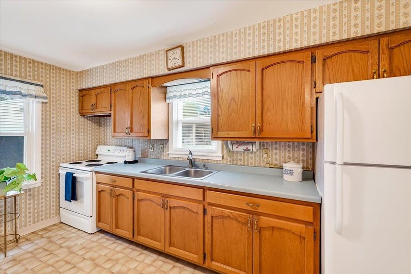 Northeast side ranch in move-in condition! Hard wood floors in - photo 20